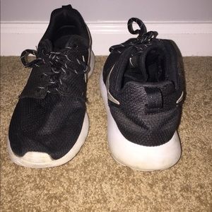 Black Nike Roshes